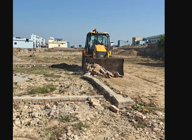 शिमला बाईपास क्षेत्र में एमडीडीए की बड़ी कार्रवाई, अवैध प्लॉटिंग ध्वस्त और अवैध व्यावसायिक निर्माण सील