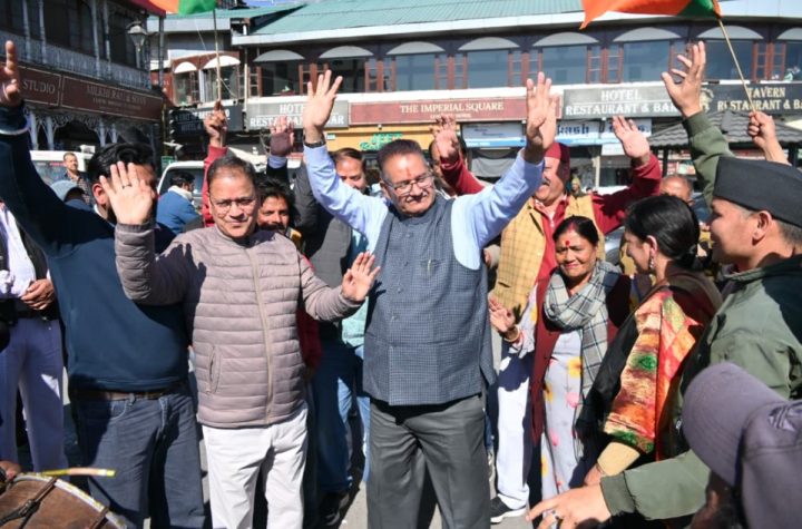 बिहार विधानसभा चुनाव में भाजपा की ऐतिहासिक जीत पर कैबिनेट मंत्री गणेश जोशी ने मसूरी में मनाया जीत का जश्न