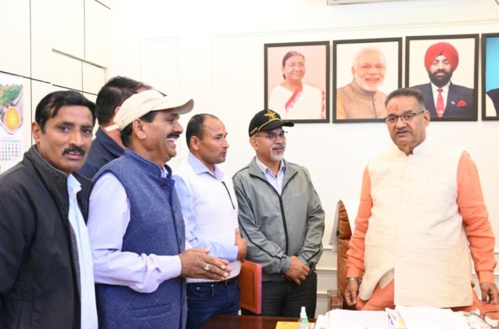 ग्राम्य विकास मंत्री गणेश जोशी से खत्याड़ी गांव प्रतिनिधिमंडल ने की मुलाकात