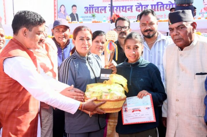 खेल मंत्री रेखा आर्या ने किया पदक विजेताओं को सम्मानित