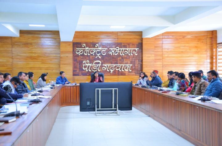 राजस्व वादों के त्वरित निस्तारण पर जिलाधिकारी का जोर, अतिक्रमण पर कड़ी कार्रवाई के निर्देश