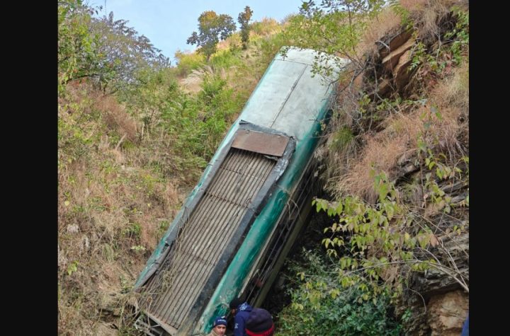 अल्मोड़ा में यात्रियों से भरी बस खाई में गिरी, करीब 7 लोगों की मौत, कई घायल