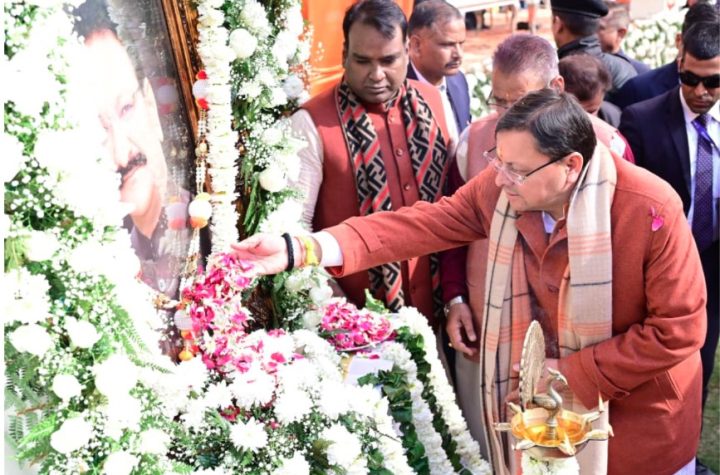 स्व. उमेश अग्रवाल की जयंती पर सीएम धामी ने दी श्रद्धांजलि, मातृ-पितृ भक्ति दिवस में हुए शामिल