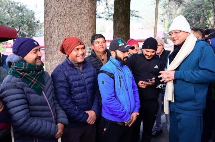 सीएम धामी ने सुबह भ्रमण के दौरान स्थानीय लोगों और पर्यटकों से किया संवाद