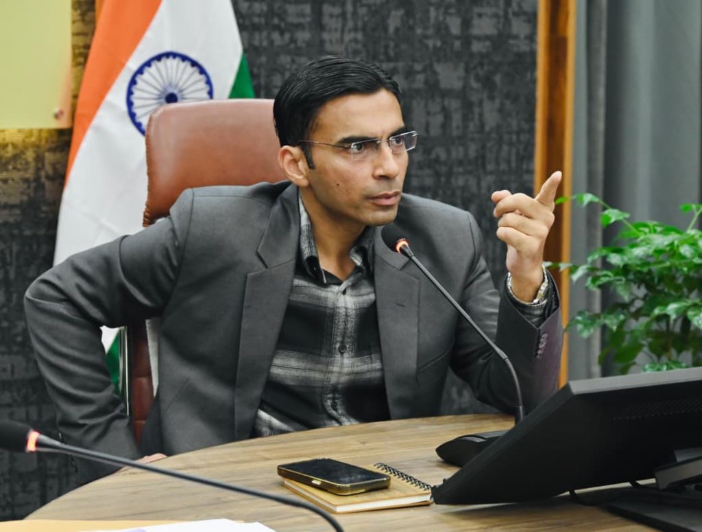 डीएम सविन बंसल की त्वरित कार्रवाई- 24 घंटे में लिस्ट्राबाद स्कूल में नई शिक्षिका तैनात