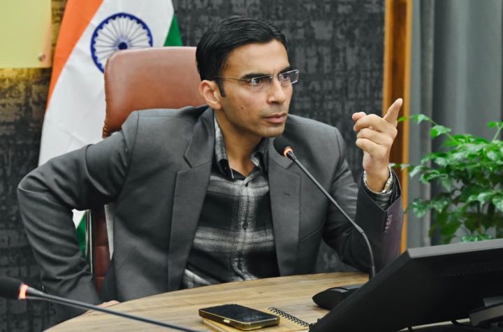 डीएम सविन बंसल की त्वरित कार्रवाई- 24 घंटे में लिस्ट्राबाद स्कूल में नई शिक्षिका तैनात