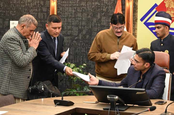 जनता दर्शन में 176 शिकायतें दर्ज, डीएम ने कई मामलों का मौके पर किया निस्तारण