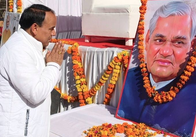 डॉ. धन सिंह रावत ने स्वर्गीय अटल बिहारी वाजपेयी की जयंती पर दी श्रद्धांजलि