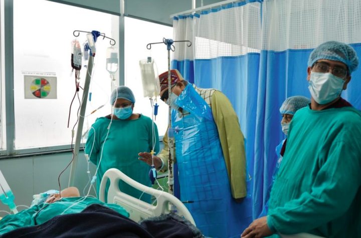 महाराज ने एम्स पहुंचकर गुलदार के हमले में घायल कंचन देवी का जाना हालचाल