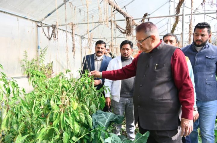 कृषि मंत्री गणेश जोशी ने भगरतौला में किसानों से किया संवाद, पॉलीहाउस क्लस्टर मॉडल की सराहना की