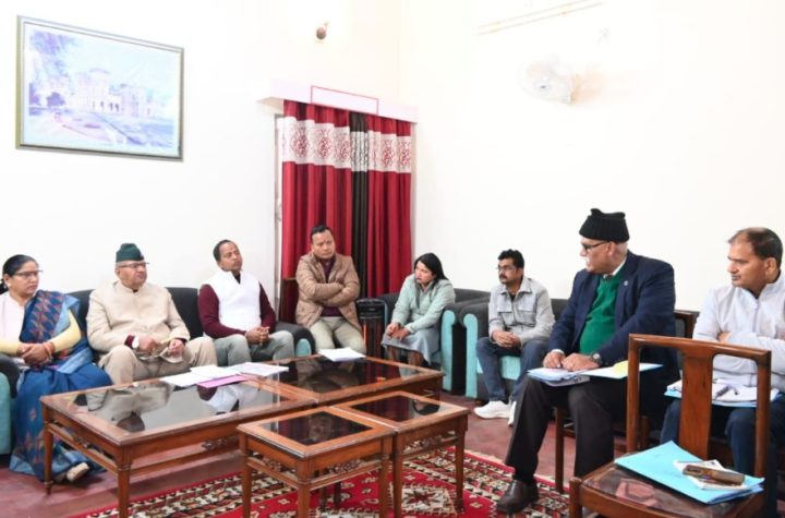 योजनाओं को गाँवो तक पहुंचाने के लिए कार्यशालाओं का आयोजन करें अधिकारी- मंत्री गणेश जोशी