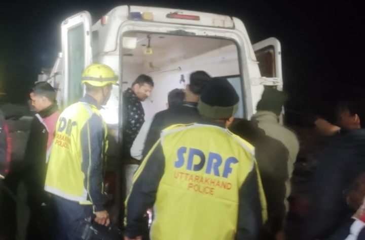 टिहरी के ब्यासी क्षेत्र में अनियंत्रित होकर गहरी खाई में गिरा वाहन, SDRF ने किया रेस्क्यू