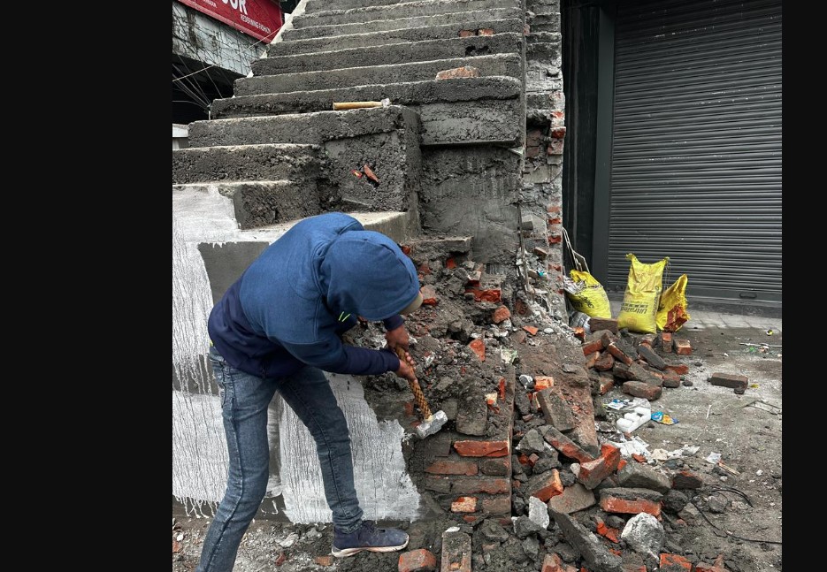 एमडीडीए की बड़ी कार्रवाई, अवैध रूप से निर्मित सीढ़ियों को किया ध्वस्त