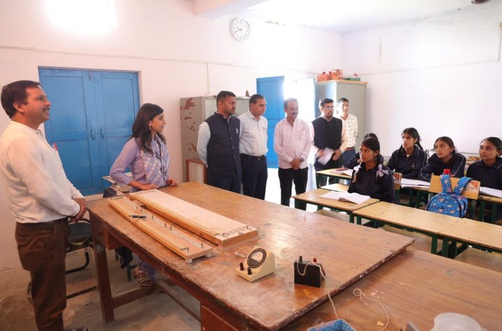 जिलाधिकारी की पहल से बदली स्कूलों की तस्वीर