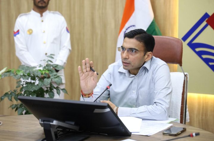 अवैध वसूली; भष्टाचार की शिकायत पर डीएम का सख्त एक्शन; पटवारी निलंबित