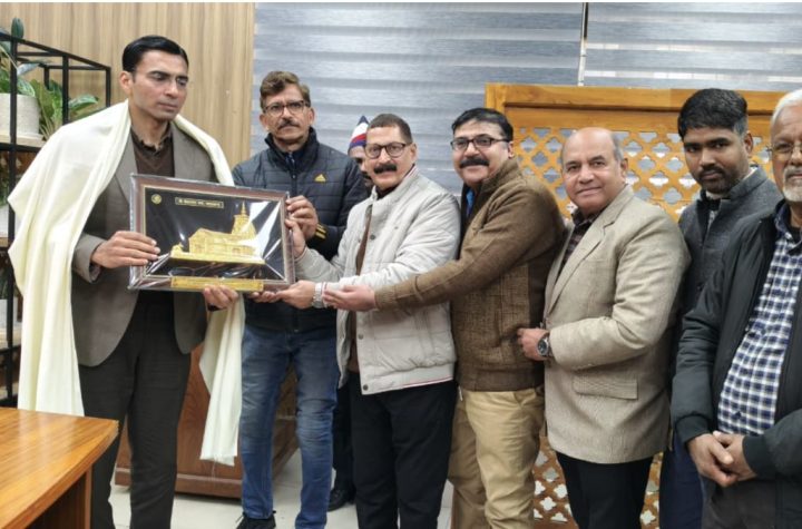 डीएम को उत्कृष्ट सेवा कार्यों के लिए जर्नलिस्ट यूनियन ने किया सम्मानित