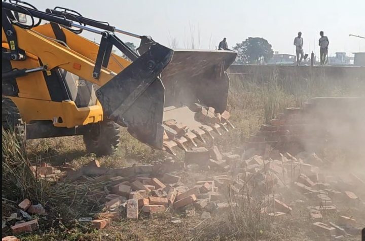 एमडीडीए की बड़ी कार्रवाई- 40 बीघा अवैध प्लॉटिंग पर चला ध्वस्तीकरण का बुलडोज़र