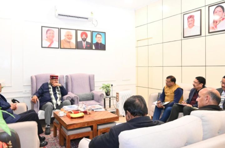 बारिश न होने से फसलों को नुकसान, कृषि मंत्री गणेश जोशी ने अधिकारियों के साथ की समीक्षा बैठक