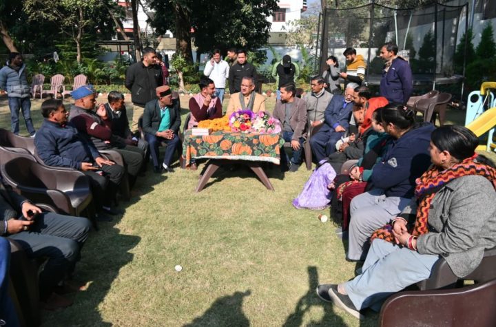 समान कार्य समान वेतन के लिए उपनल कर्मचारी महासंघ ने मंत्री गणेश जोशी से भेंट कर जताया आभार